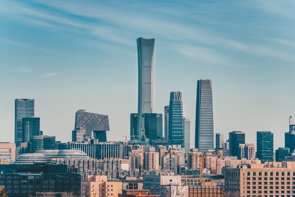 Wieżowce i ruch uliczny w centrum Pekinu o zachodzie słońca