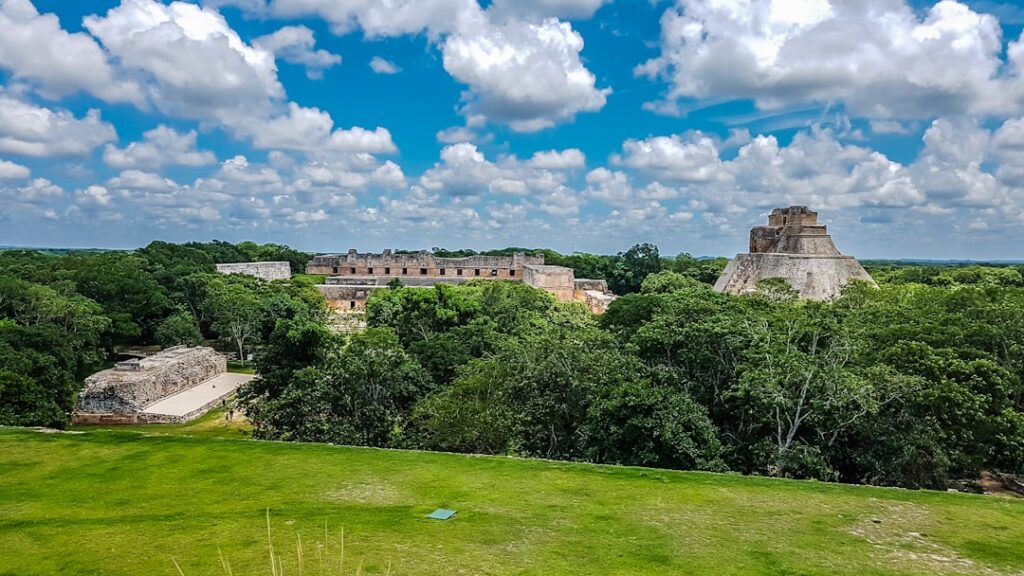 Piramida Czarownika i Pałac Gubernatora w kompleksie Uxmal, Meksyk
