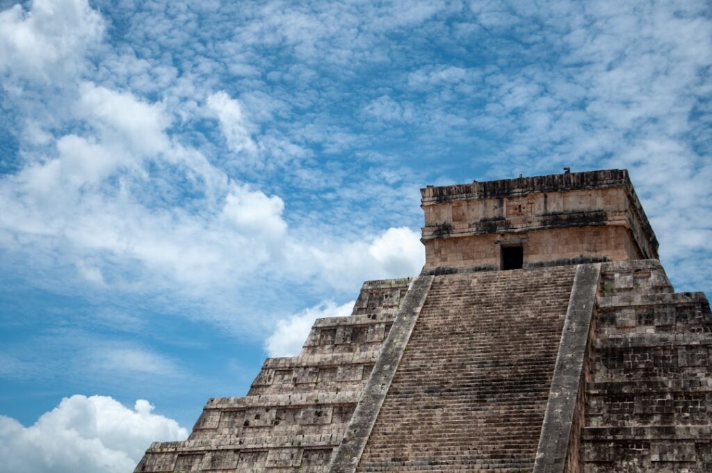 Panorama Teotihuacán z monumentalną Piramidą Słońca w tle, Meksyk