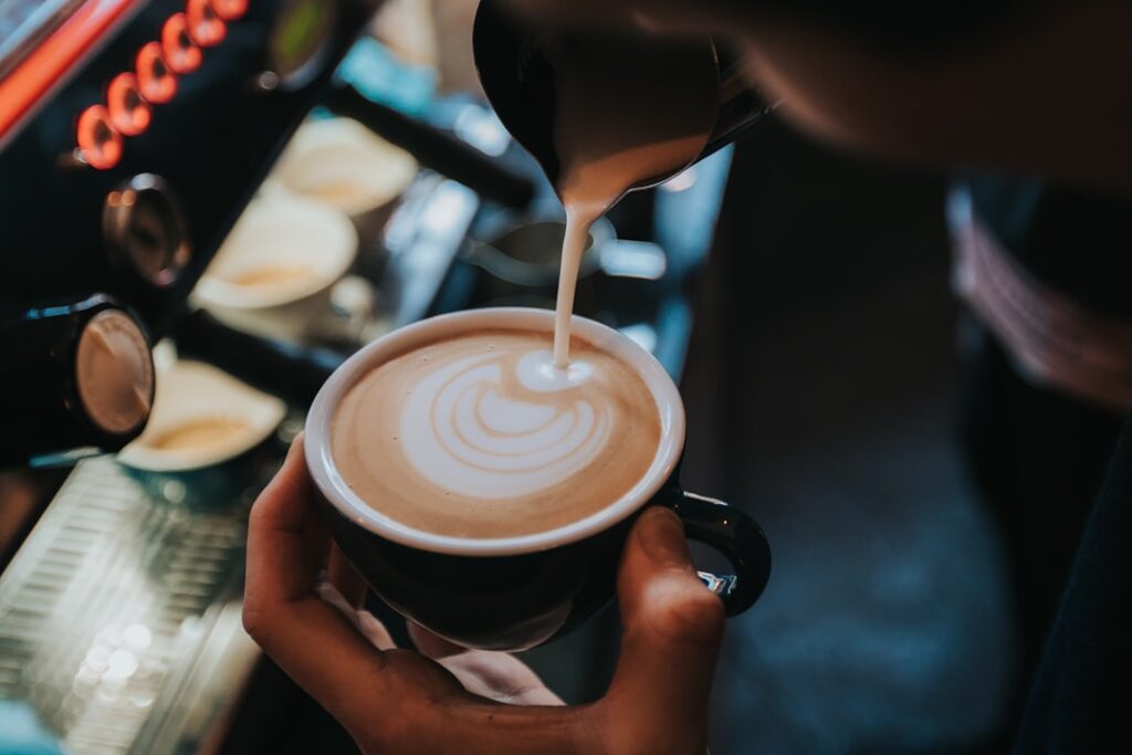 Barista ubija kawę mieloną w kolbie do ekspresu