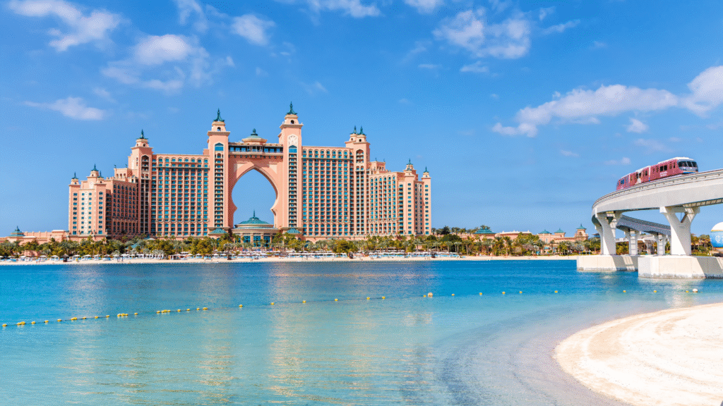 Luksusowy hotel Atlantis The Palm na Wyspie Palmowej w Dubaju z widokiem na plażę i kolejkę nadmorską