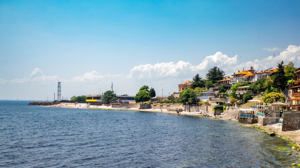 Widok na wybrzeże i plażę w Nessebarze nad Morzem Czarnym w Bułgarii