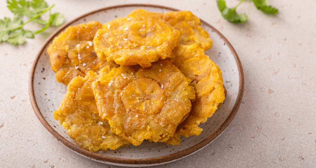 Tradycyjne dominikańskie tostones – smażone plastry zielonych bananów podane na talerzu