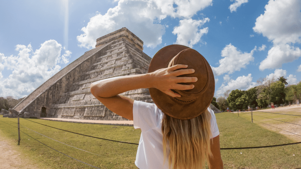 Turystka w kapeluszu podziwia piramidę El Castillo w Chichén Itzá w Meksyku