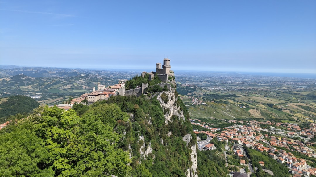 Zamek Guaita w San Marino na tle wzgórz Apeninów w słoneczny dzień
