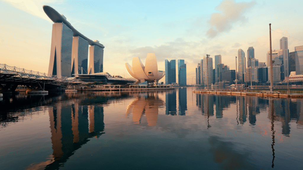 Panorama Singapuru o wschodzie słońca z widokiem na Marina Bay Sands i nowoczesne drapacze chmur odbijające się w wodzie