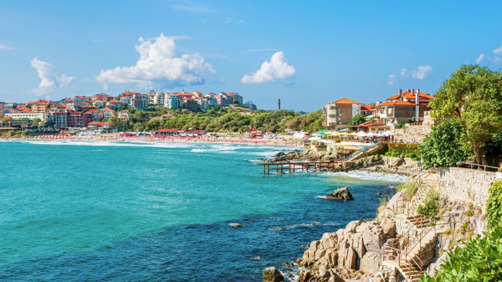 Widok na plażę i wybrzeże w Sozopolu nad Morzem Czarnym w Bułgarii