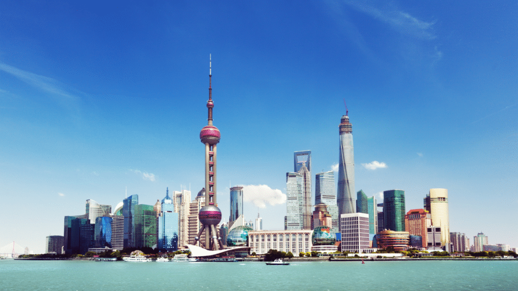 Panorama Szanghaju z widokiem na dzielnicę Pudong i wieżę Oriental Pearl Tower nad rzeką Huangpu