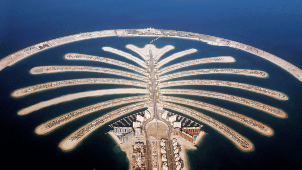 Widok z lotu ptaka na Wyspę Palmową Palm Jumeirah w Dubaju otoczoną wodami Zatoki Perskiej