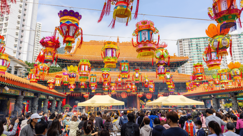 Tłum ludzi podczas święta w świątyni Wong Tai Sin w Hongkongu, udekorowanej kolorowymi lampionami