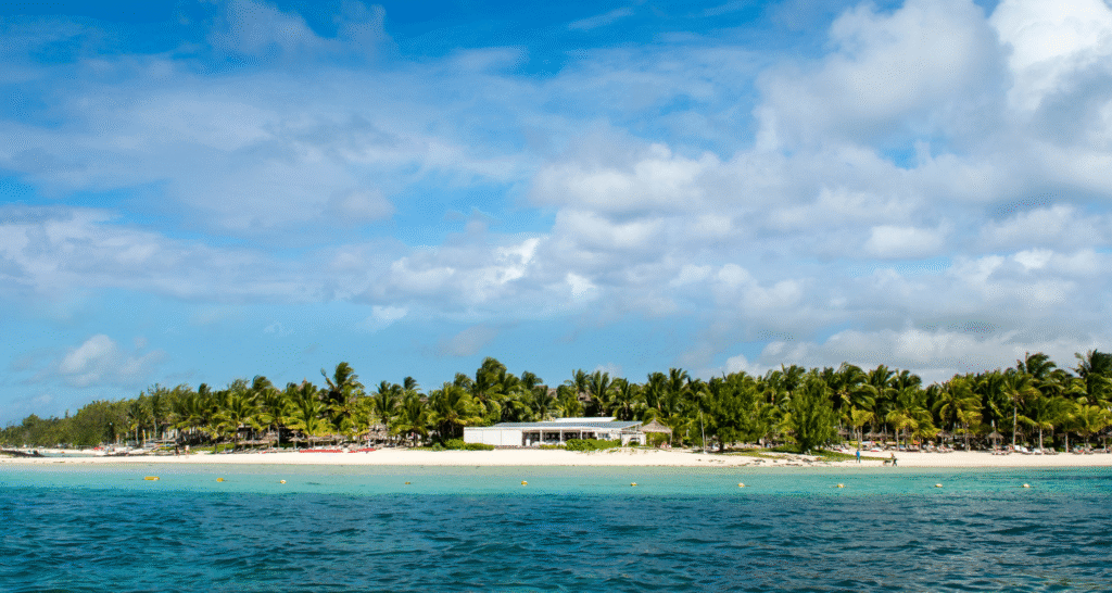 Plaża Belle Mare na Mauritiusie z białym piaskiem, lazurową wodą i palmami wzdłuż wybrzeża