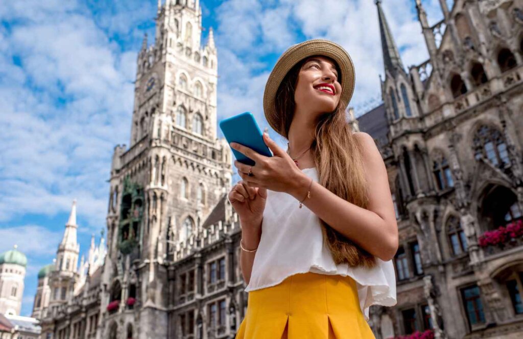 Uśmiechnięta turystka z przewodnikiem w dłoni – spontaniczne podróże last minute z Coral Travel