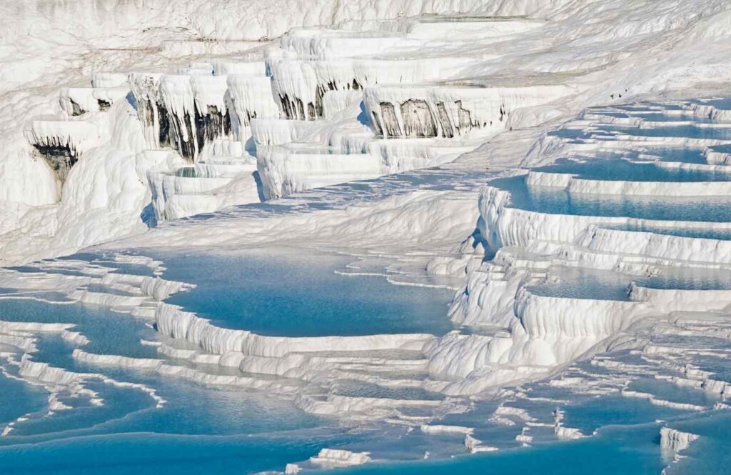 Tarasy wapienne Pamukkale częściowo pokryte śniegiem – zimowe oblicze naturalnego cudu Turcji