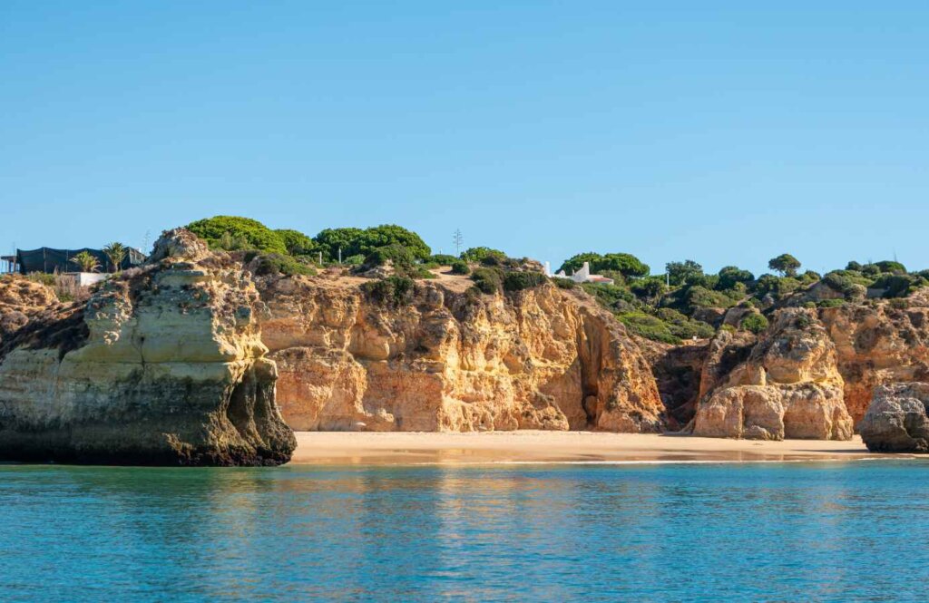 Złote klify i lazurowa woda przy Praia da Marinha – jedna z najpiękniejszych plaż w regionie Algarve, Portugalia