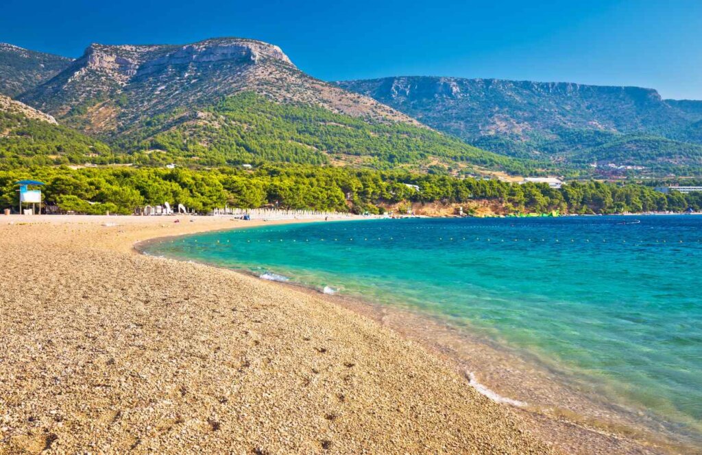Plaża Zlatni Rat na wyspie Brač w Chorwacji – charakterystyczny cypel zmieniający kształt pod wpływem wiatru i prądów morskich