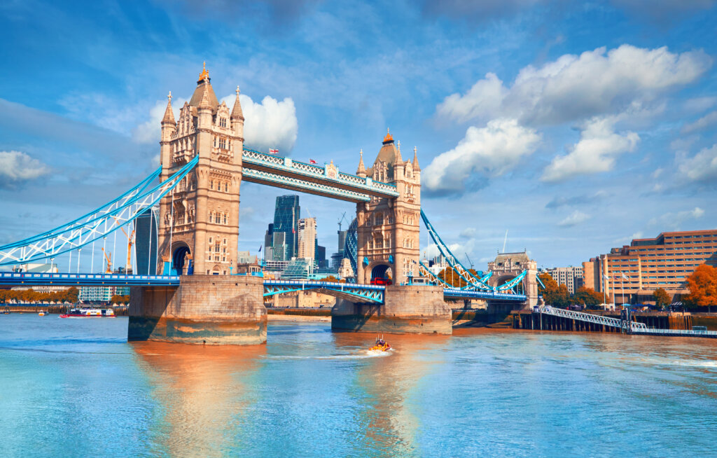 Most Tower Bridge w Londynie nad rzeką Tamizą z panoramą miasta w tle