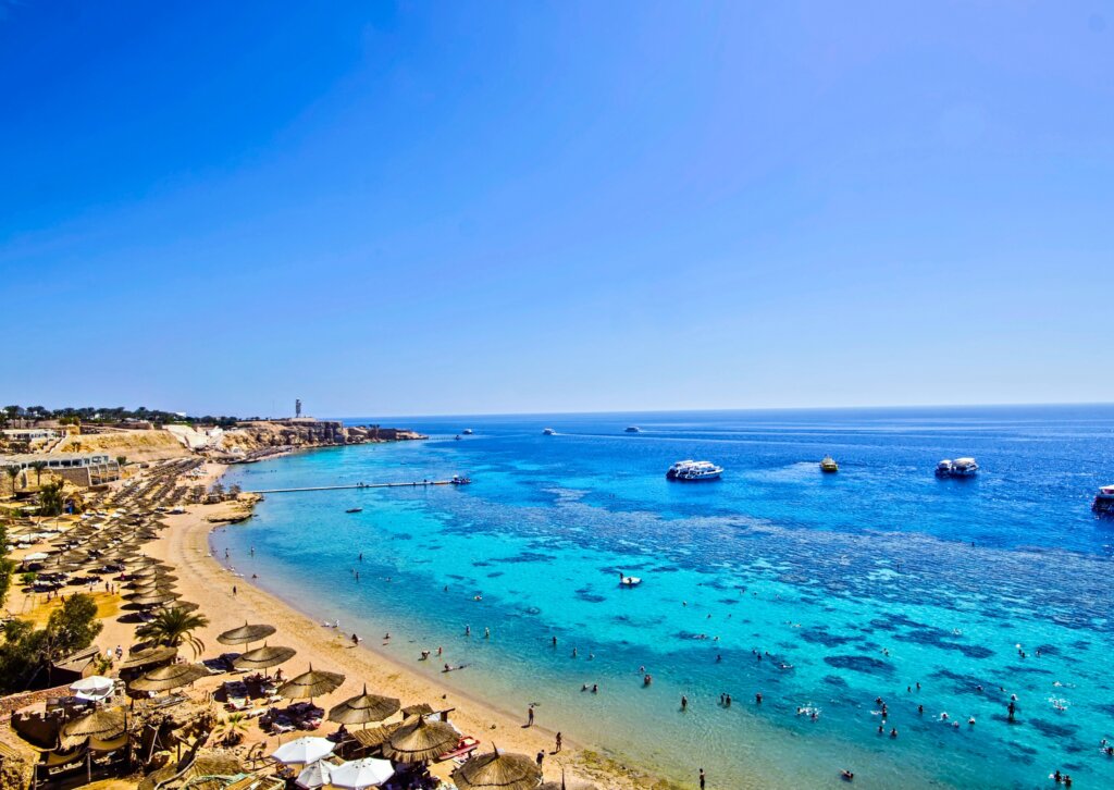 Turkusowa zatoka i plaża w Sharm El Sheikh – idealne miejsce na wakacje 2026 i zima 2025/26 all inclusive.