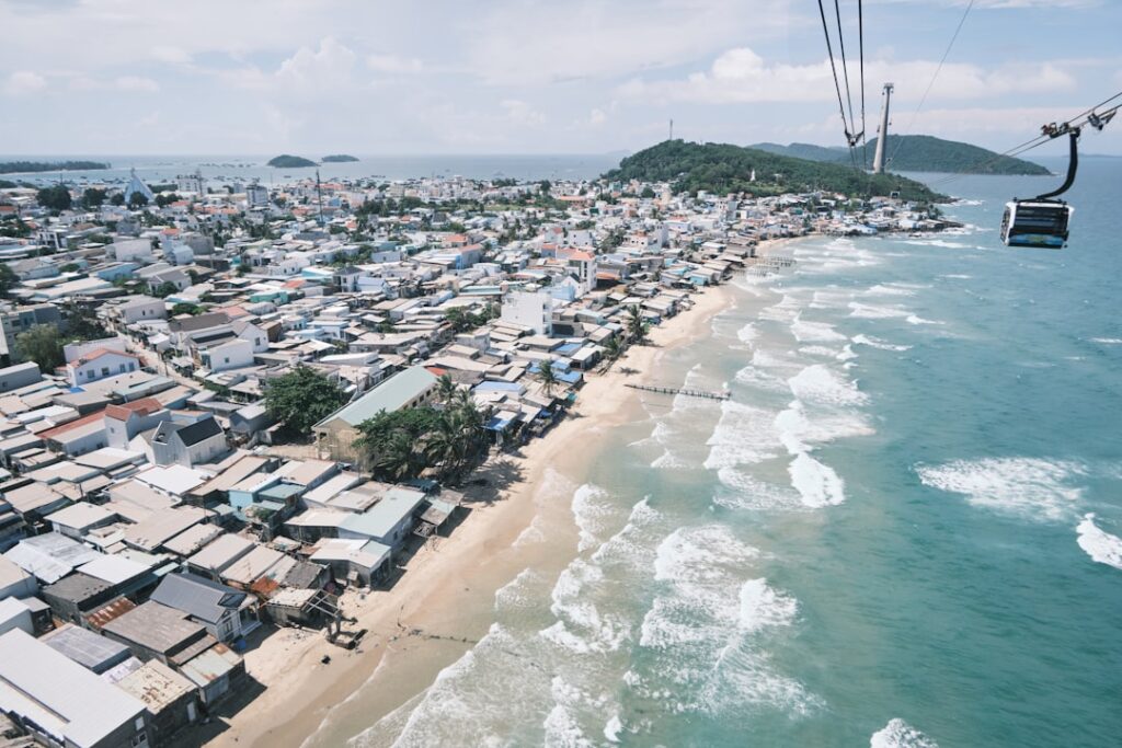 Kolejka linowa Sun World nad plażą Phu Quoc – popularna atrakcja Wietnamu