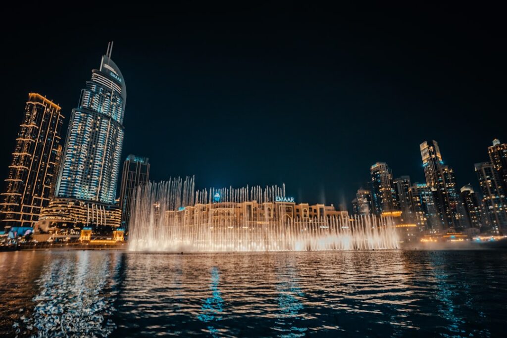 Spektakularny pokaz fontann w Dubaju na tle drapaczy chmur w centrum miasta