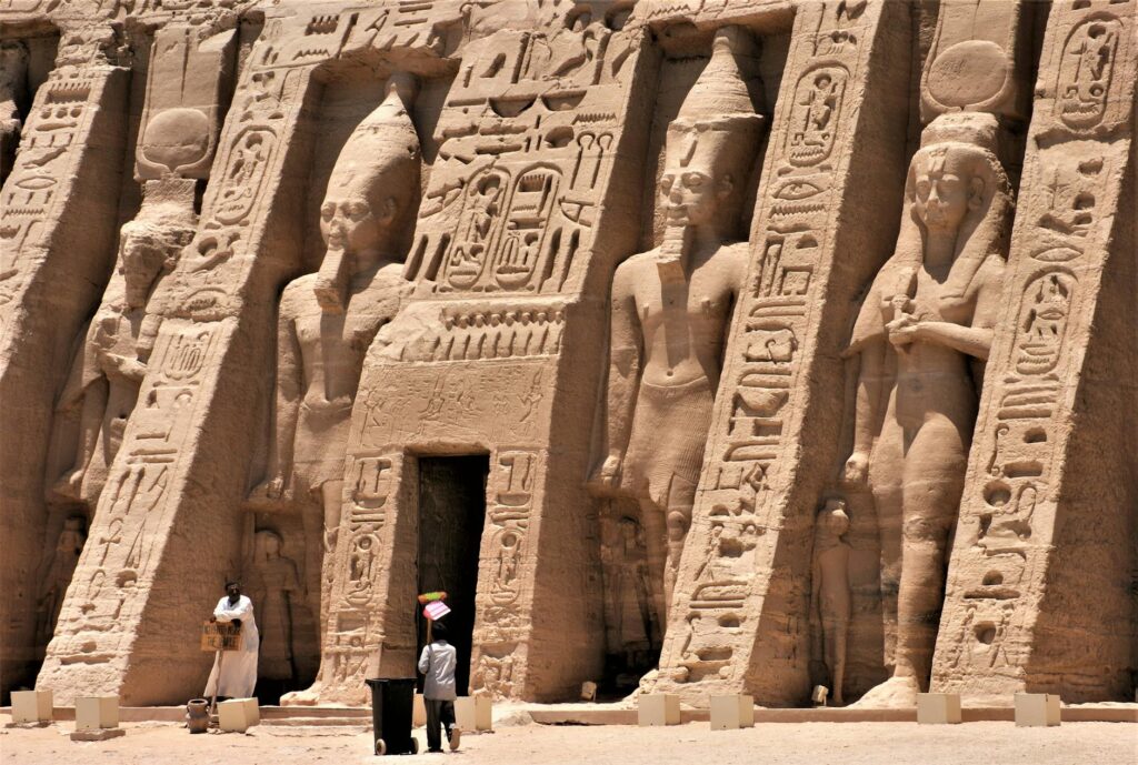Świątynia Abu Simbel wykuta w skale z ogromnymi posągami faraona Ramzesa II