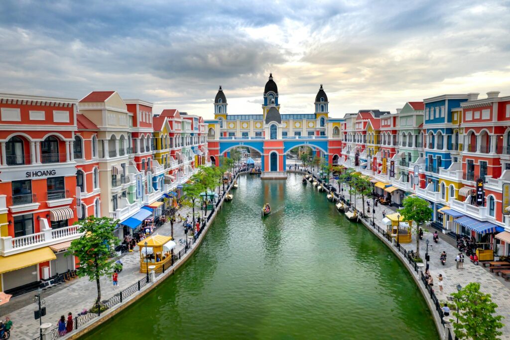 Kolorowe budynki i kanał w kompleksie Grand World na wyspie Phu Quoc