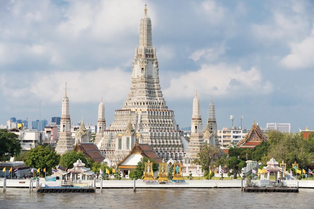 Tajlandia - Świątynia Wat Arun w Bangkoku o zachodzie słońca nad rzeką Chao Phraya