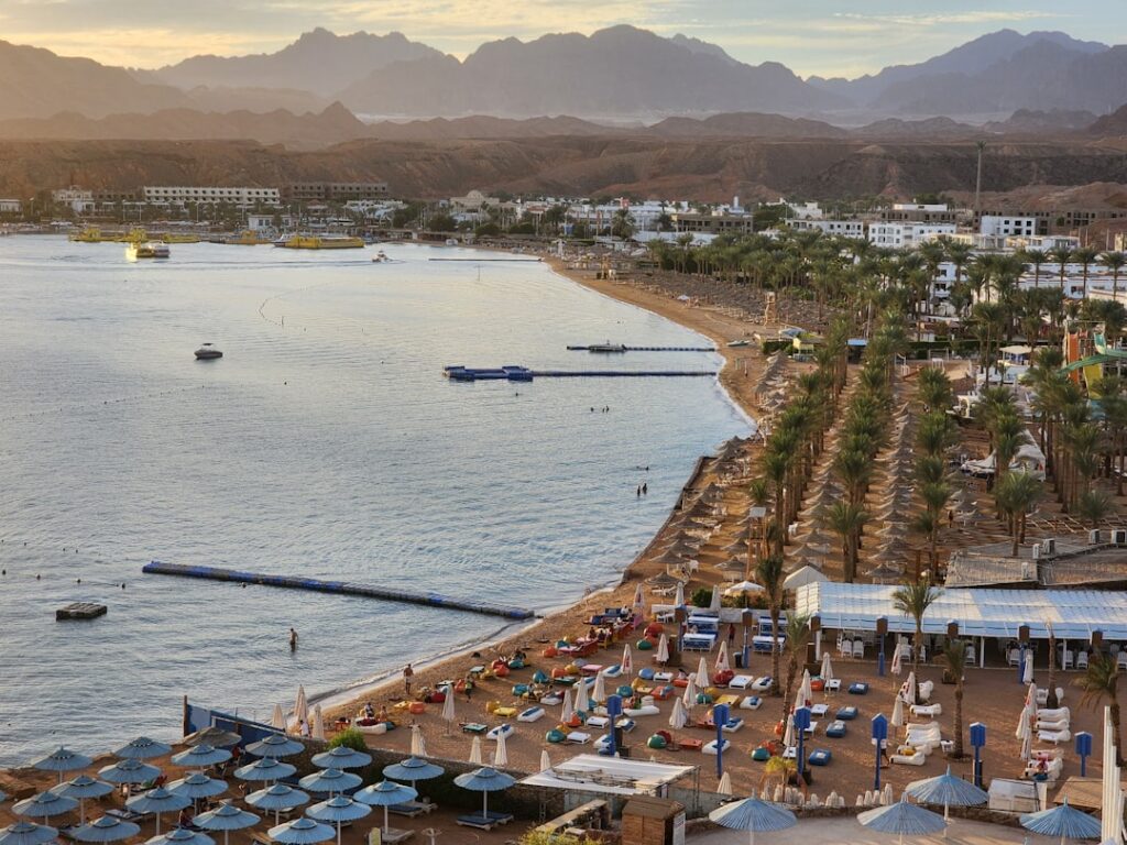 Pokład łodzi na Morzu Czerwonym w Sharm El Sheikh – idealna atrakcja na wakacje all inclusive 2026.