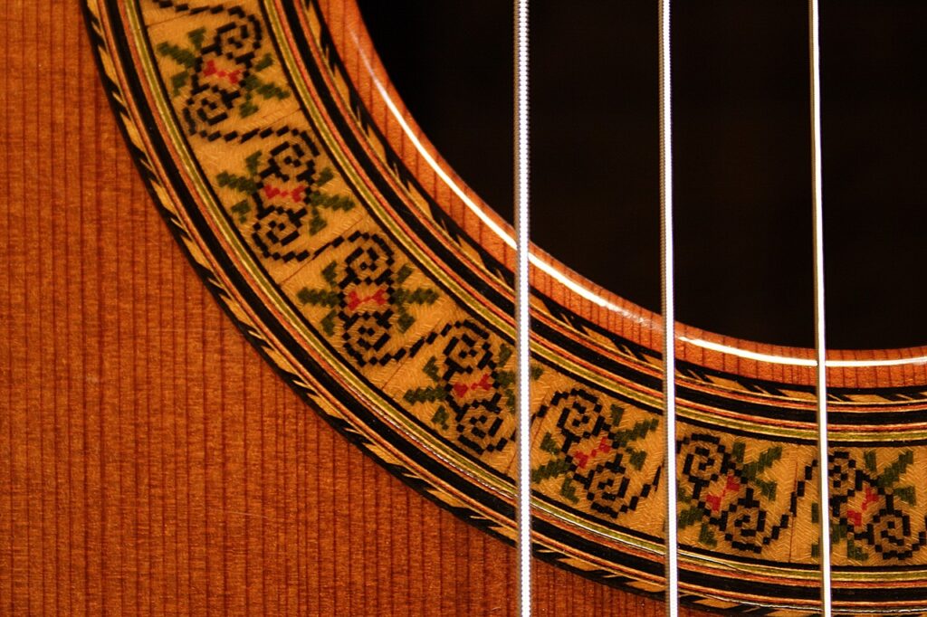 Hiszpańska gitara, kastaniety, wachlarze i ozdoby stanowiące element kultury flamenco.
