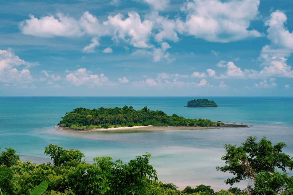 Spokojna plaża na wyspie Koh Chang z widokiem na turkusowe morze i huśtawką