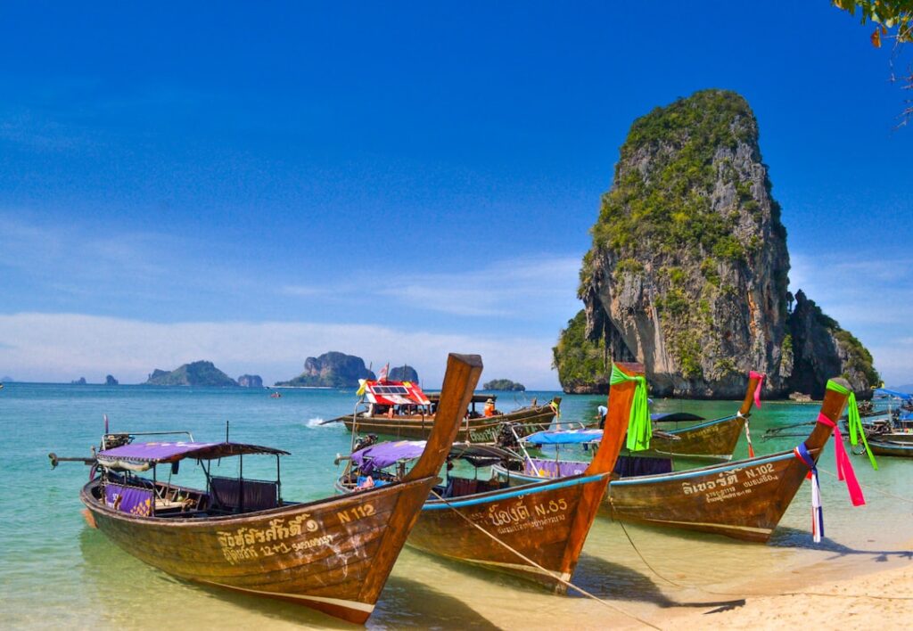 Malownicze wapienne klify i łodzie na wodach regionu Krabi