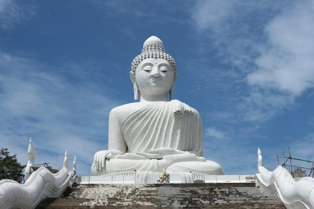 Tajlandia - Biała statua Wielkiego Buddy na wzgórzu Phuket z widokiem na wybrzeże