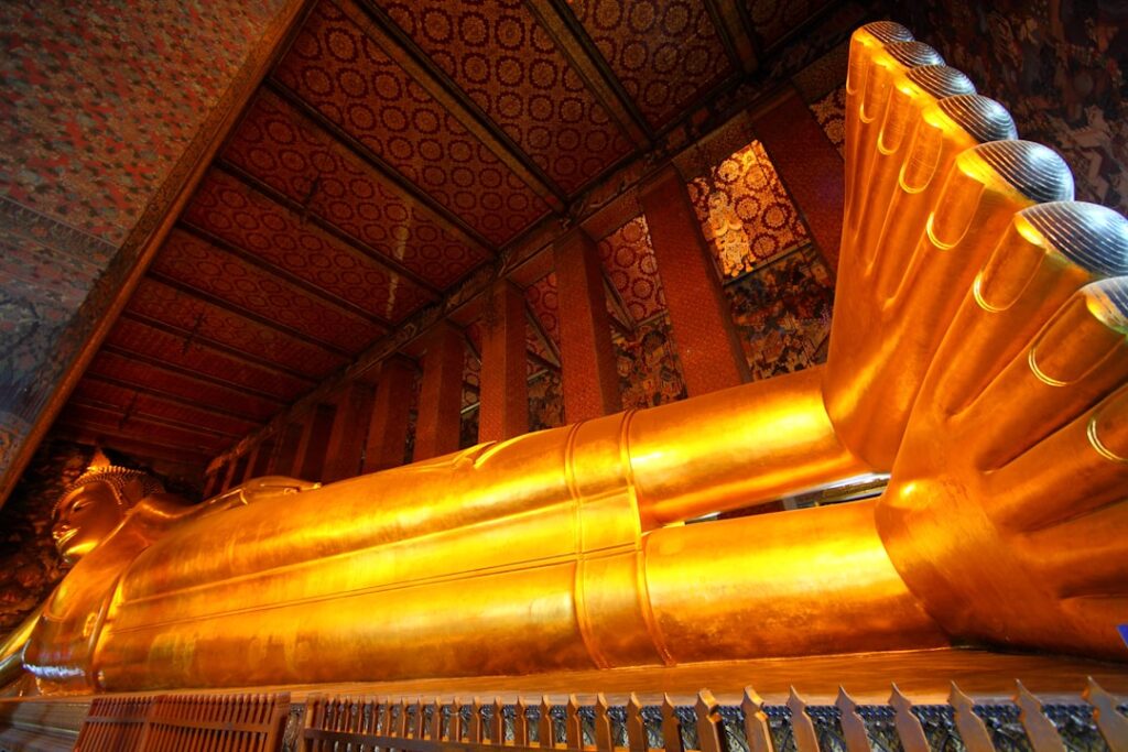 Tajlandia - Złoty posąg leżącego Buddy w świątyni Wat Pho w Bangkoku