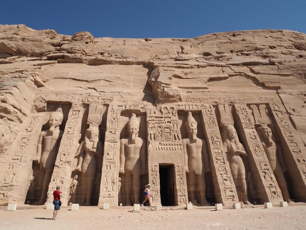 Świątynia Ramzesa II w Abu Simbel z monumentalnymi posągami faraona