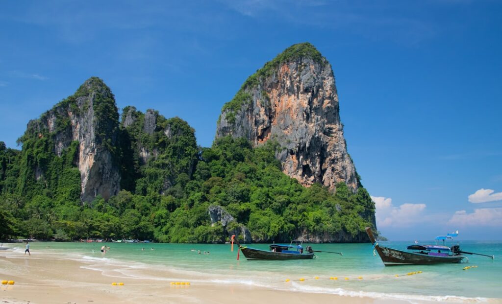 Plaża Railay w Krabi otoczona wysokimi skałami wapiennymi i turkusową wodą