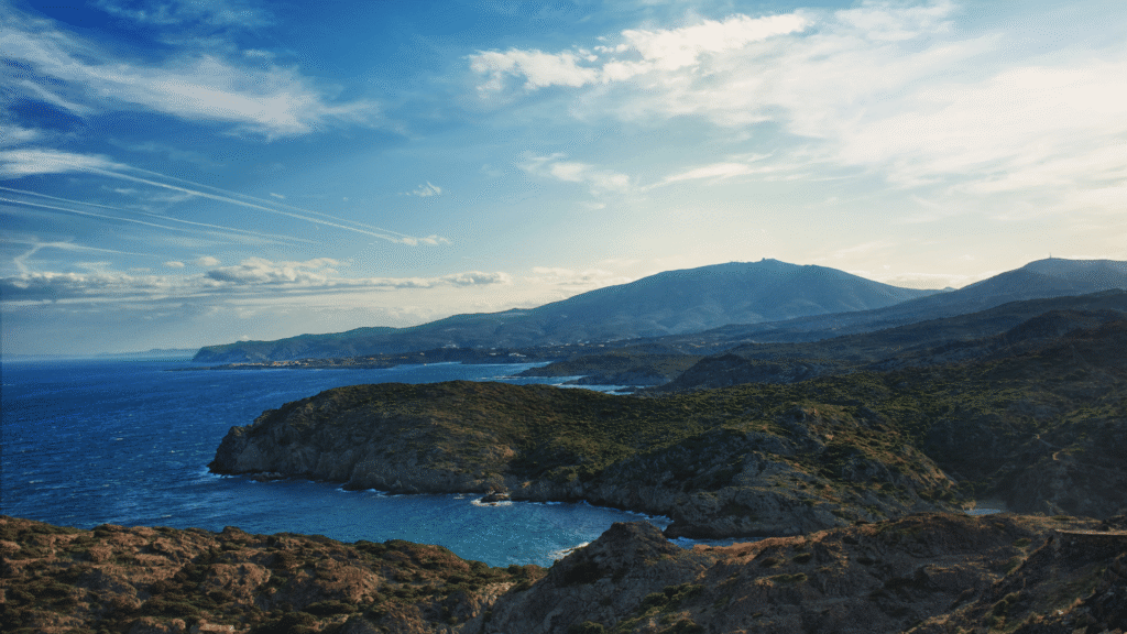 Panoramiczny widok na klifowe wybrzeże Cap de Creus na Costa Brava