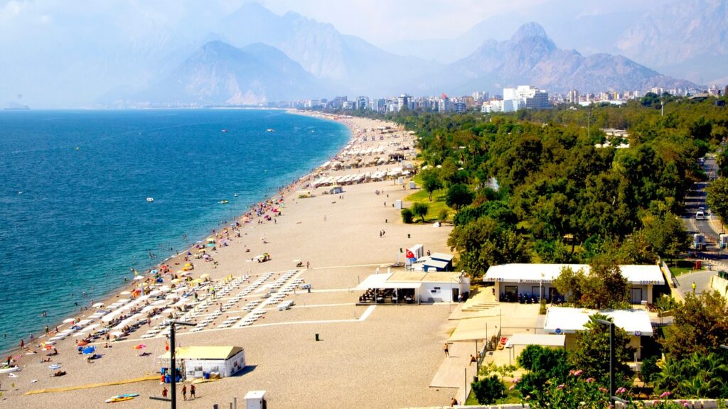 Widok na turkusowe morze i plażę u stóp klifów w Turcji