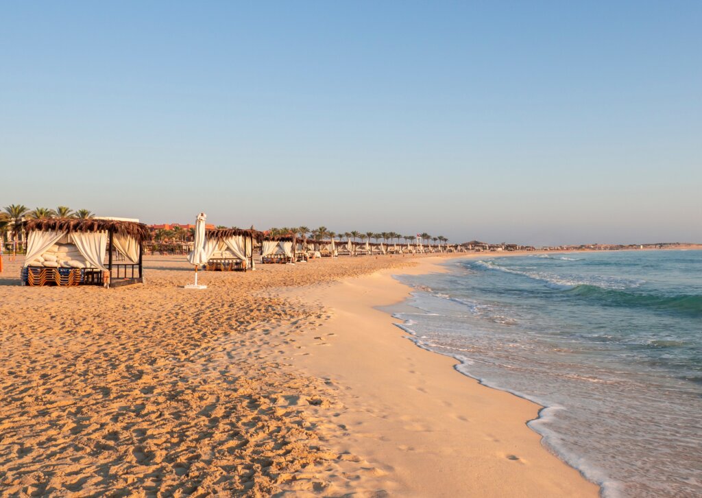 Komfortowe cabany na plaży w Marsa Matruh – relaksujący widok na morze podczas wakacji 2026