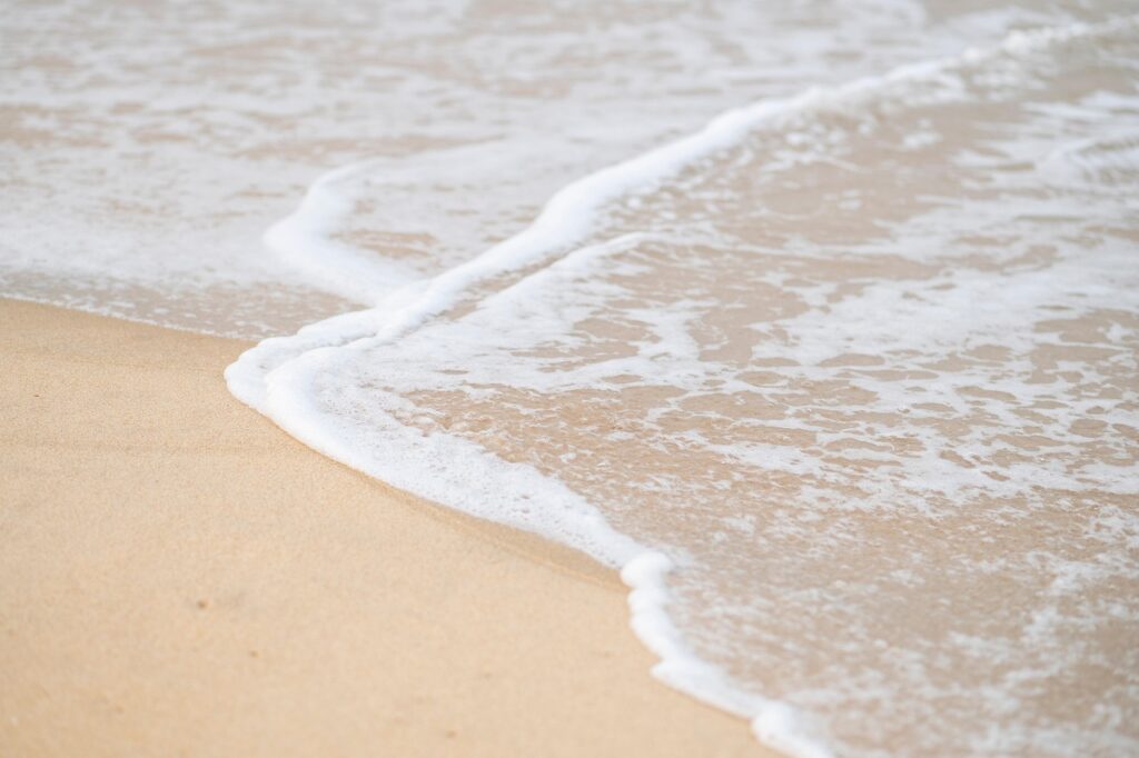 Krystaliczna woda i jasne skały na Cleopatra Beach w Marsa Matruh, północny Egipt