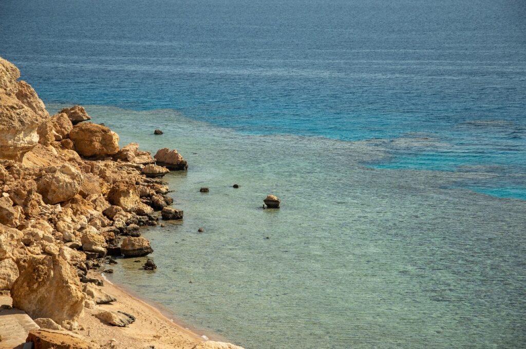 Widok na plażę i rafy koralowe w Sharm el Sheikh w Egipcie