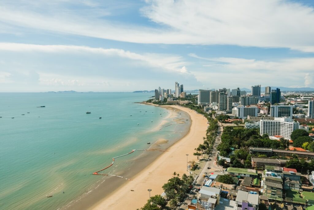 Panorama wyspy Koh Larn w pobliżu Pattayi z licznymi łodziami i plażami