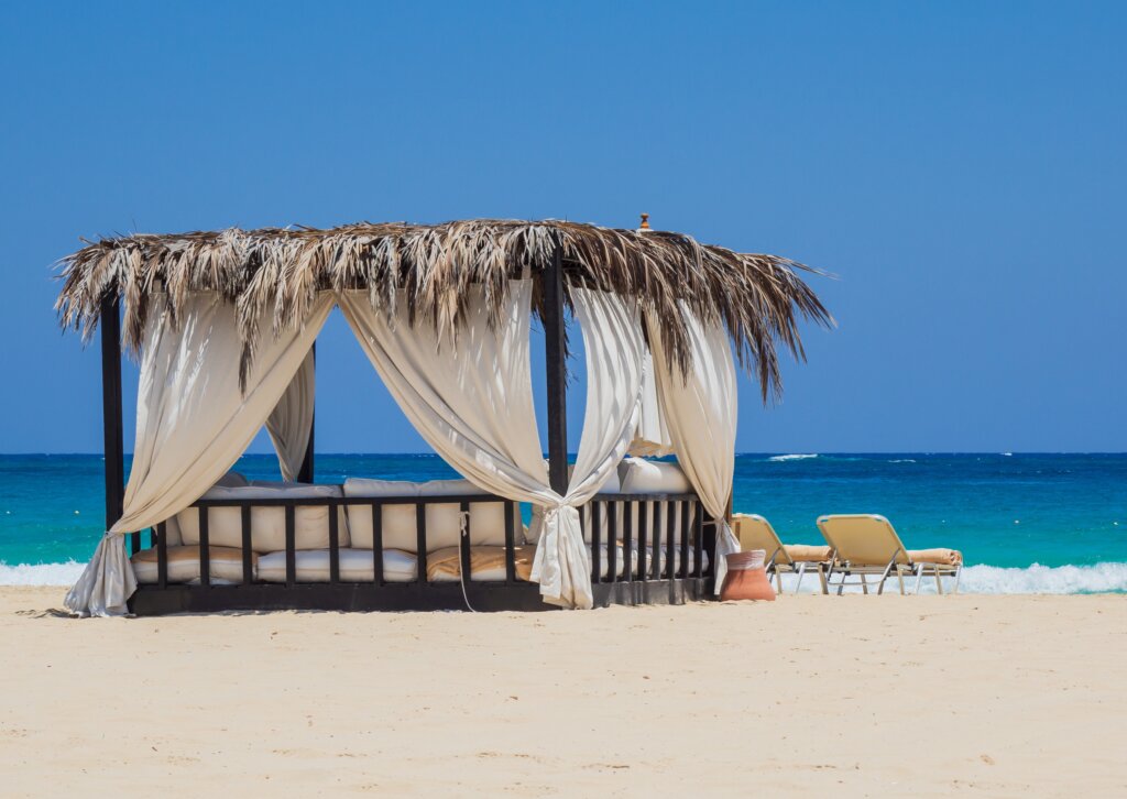 Relaksujący widok na plażę Marsa Matruh z leżakami i turkusową wodą Morza Śródziemnego