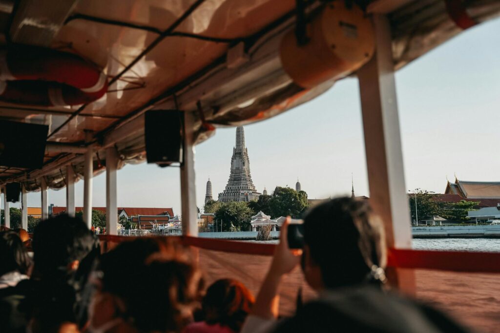 Dwie kobiety podziwiające świątynię w Bangkoku podczas wakacji w Tajlandii