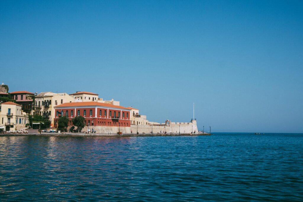 Zatoka z turkusową wodą i plażą z leżakami na greckiej wyspie Rodos