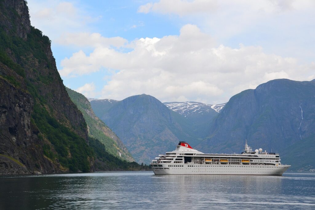 Statek wycieczkowy płynący przez fiordy norweskie w Norwegii