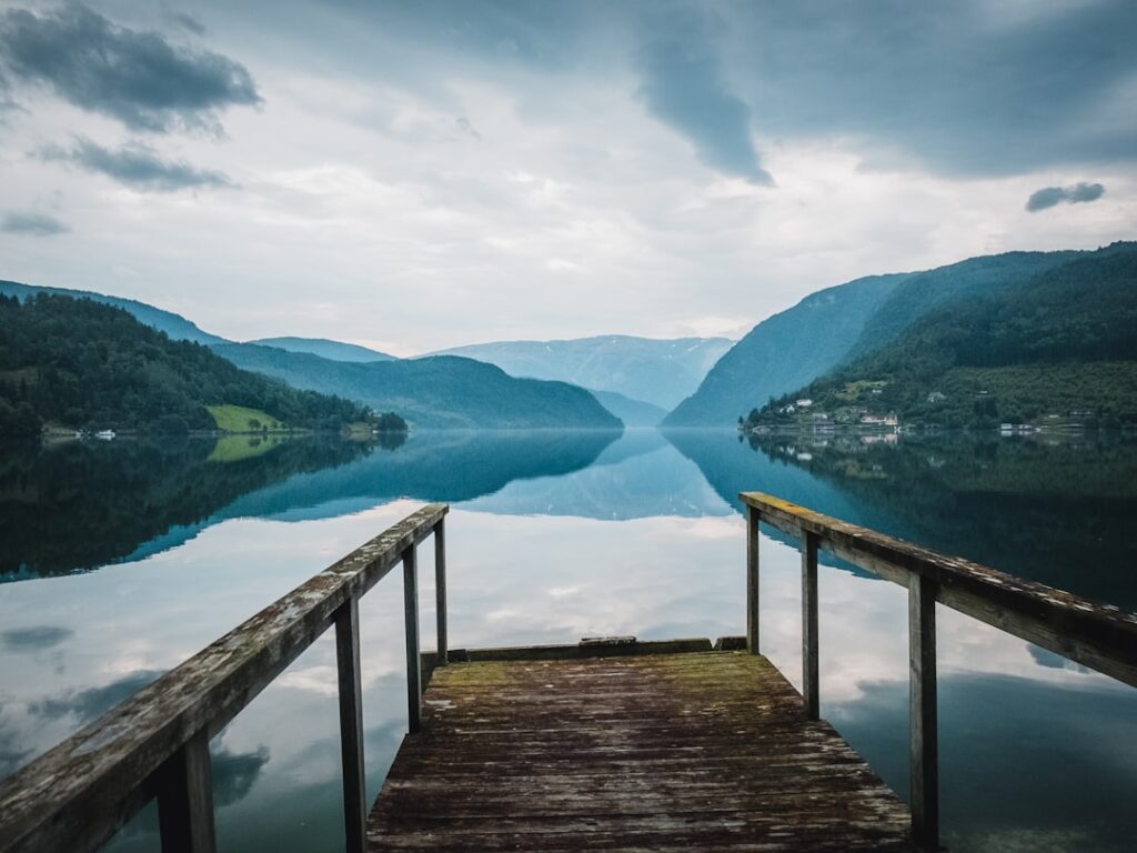 Panorama fiordu w Norwegii, góry, woda i zielone doliny