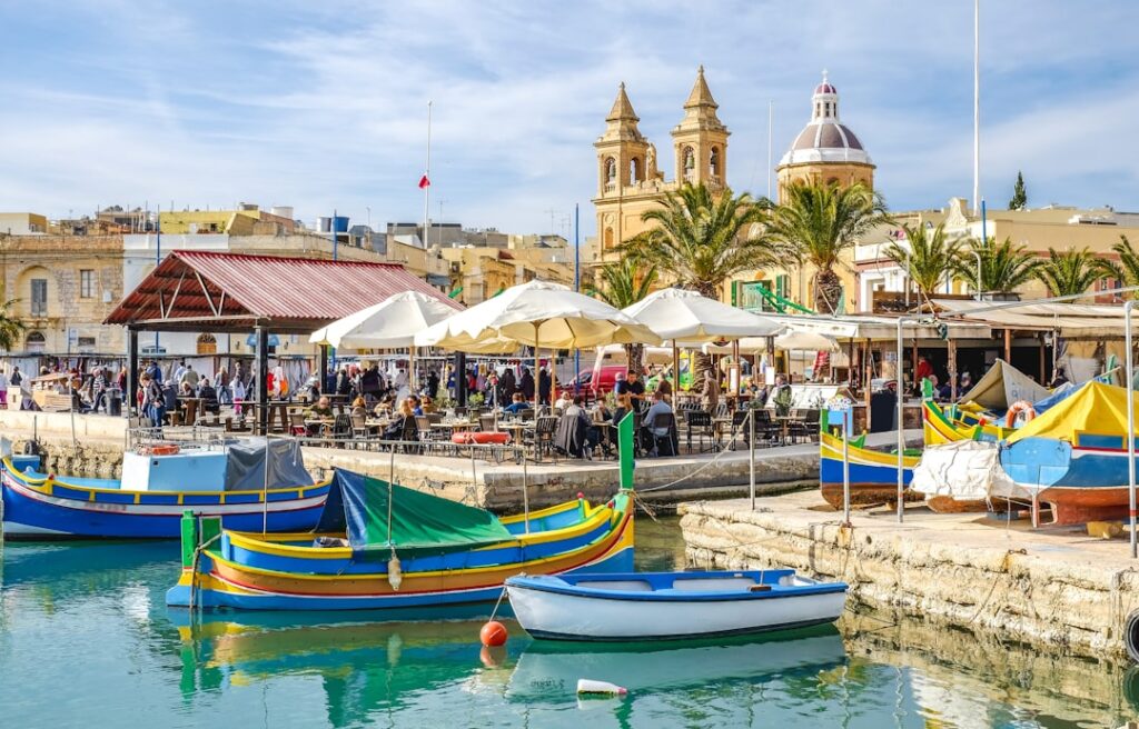 Kolorowe łodzie rybackie w porcie Marsaxlokk na Malcie