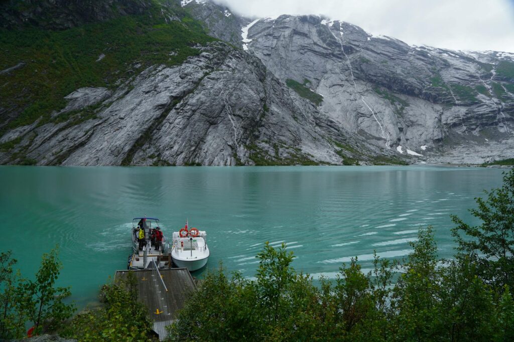 Wąski fiord w Norwegii otoczony wysokimi, skalistymi zboczami