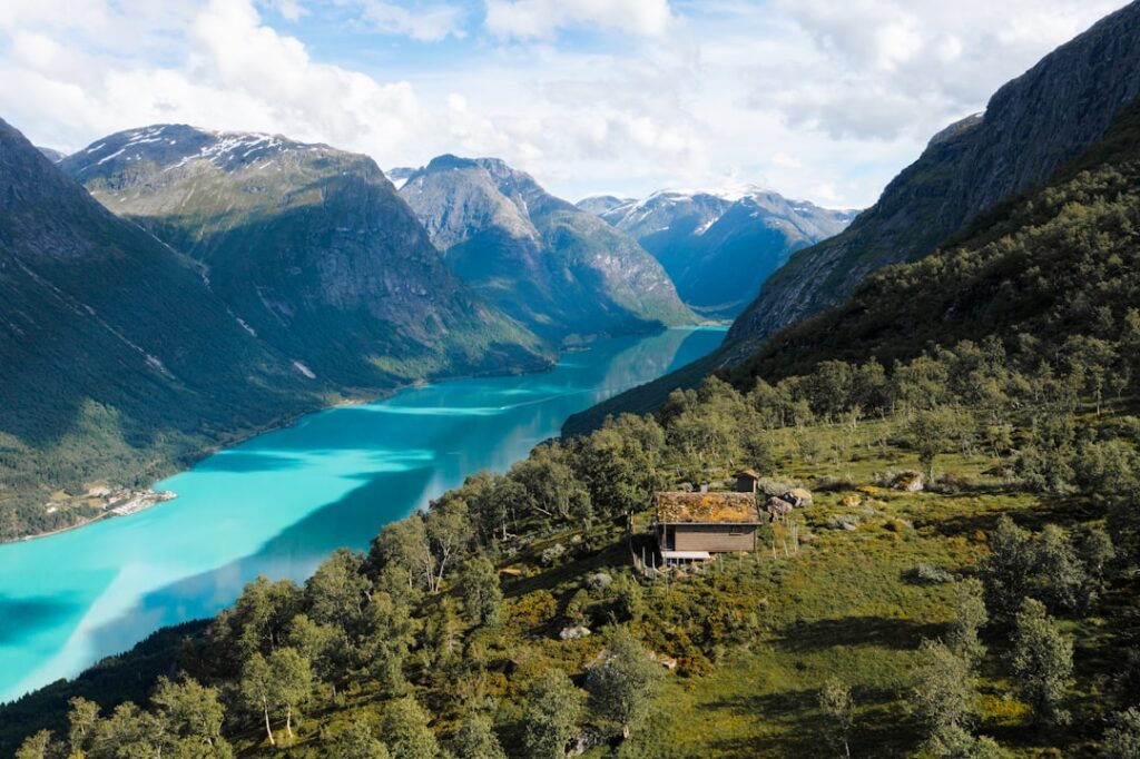 Fiord w Norwegii z zielonymi zboczami i spokojną taflą wody