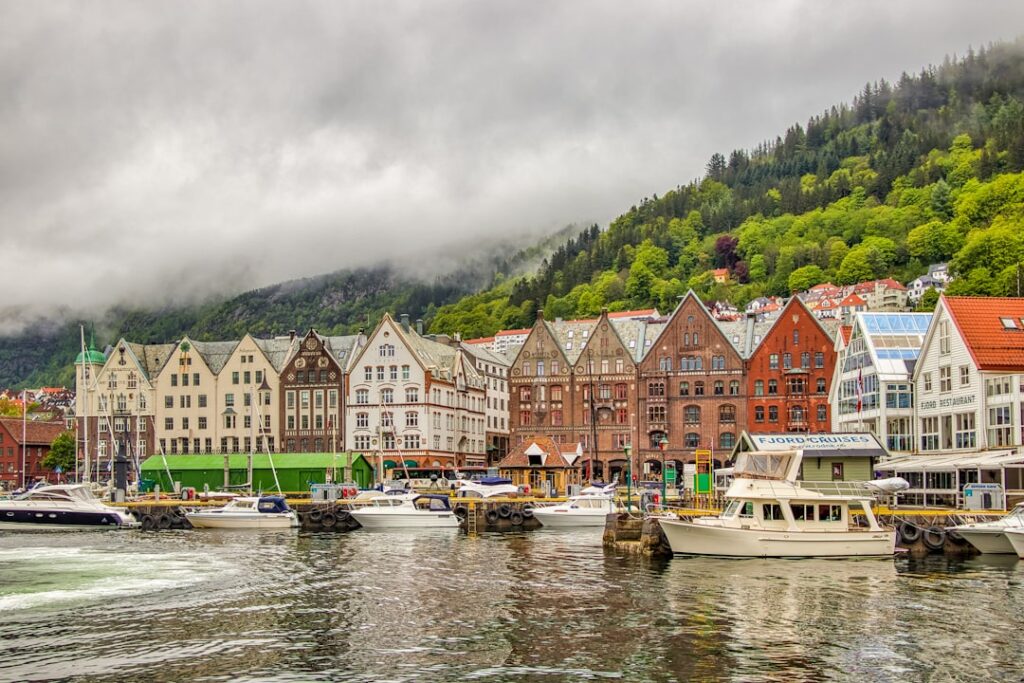 Kolorowe domy w Bergen nad portem, jedno z miast fiordów Norwegii