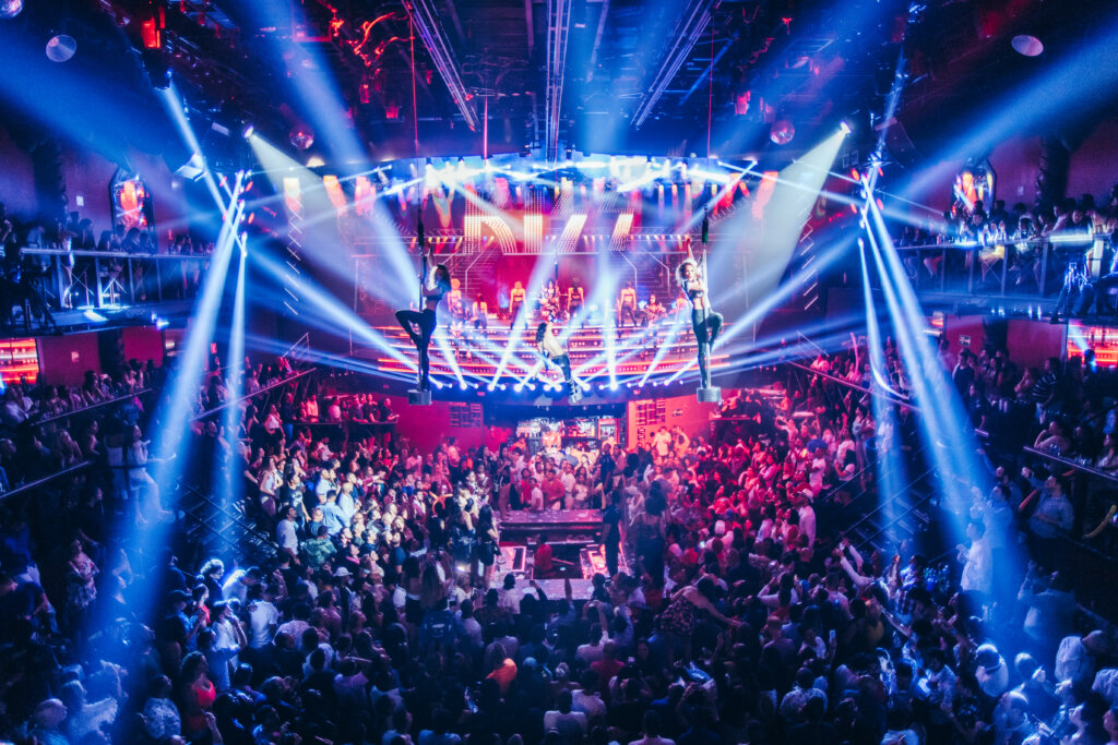 Spektakularne show i tłum ludzi w klubie Coco Bongo w Punta Cana
